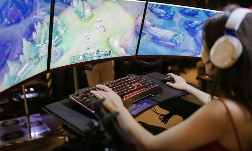 Girl gamer plays at the computer